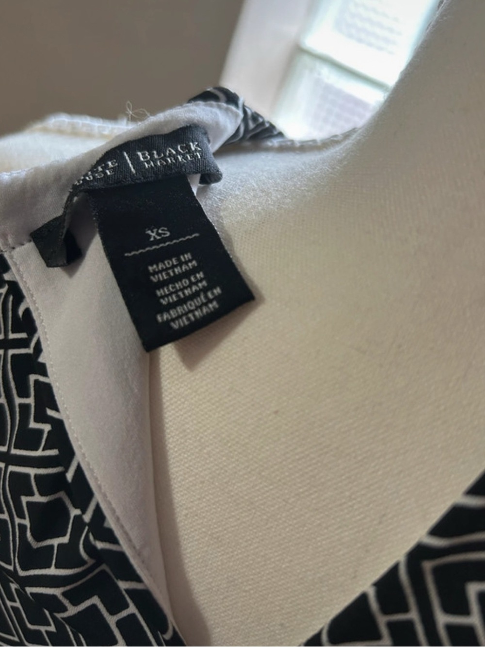Elegant White House Black Market XS sleeveless blouse silver necklace detail key - Picture 6 of 6